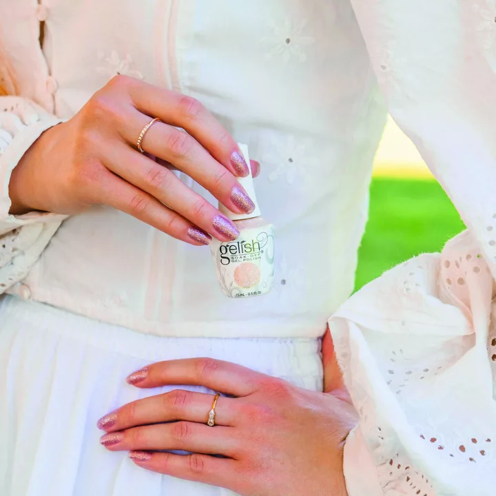 1110835-GELGM-CORE-SMLife-SM-JuneBride-LS-HandShot2.jpg-360px@2x